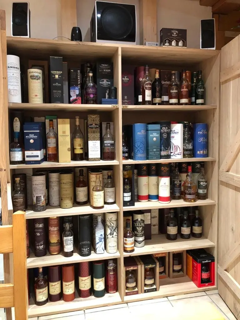 Massgefertigtes Sammlerregal aus Holz