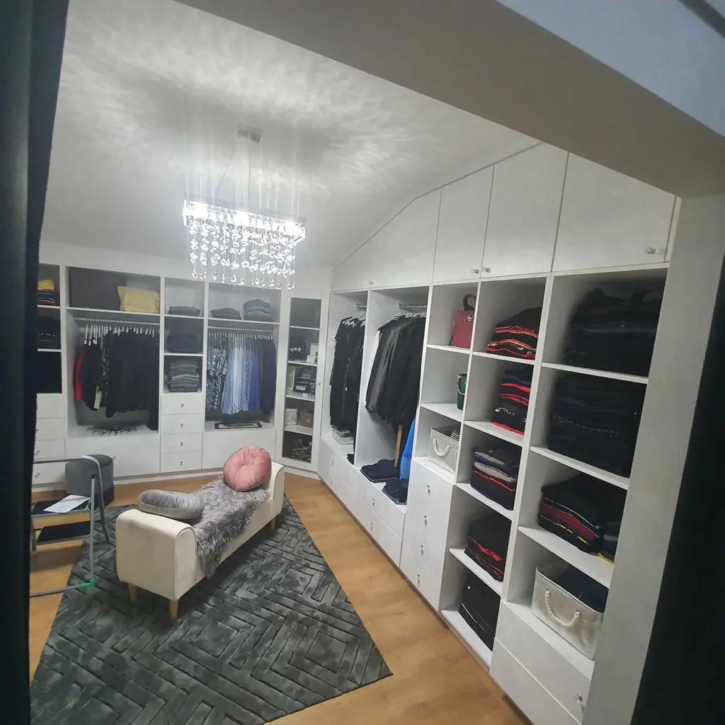 Begehbarer Kleiderschrank
