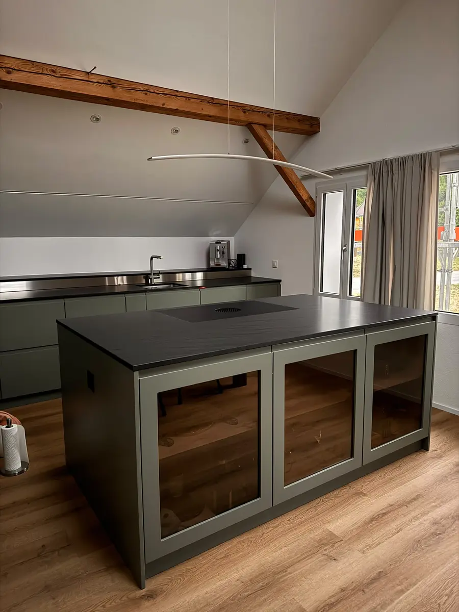 Küche mit warmen Holzdetails