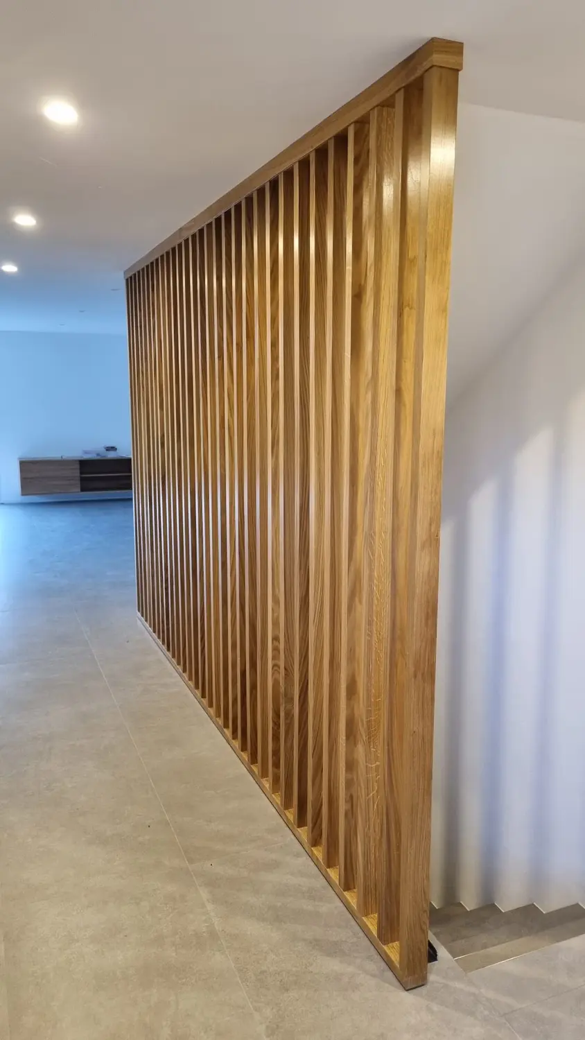 Raumteiler aus massiven Holzlamellen