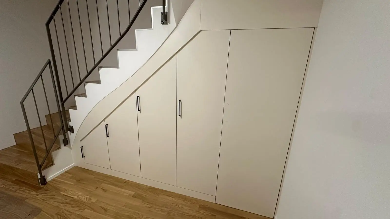Massgefertigter Stauraum unter einer Treppe