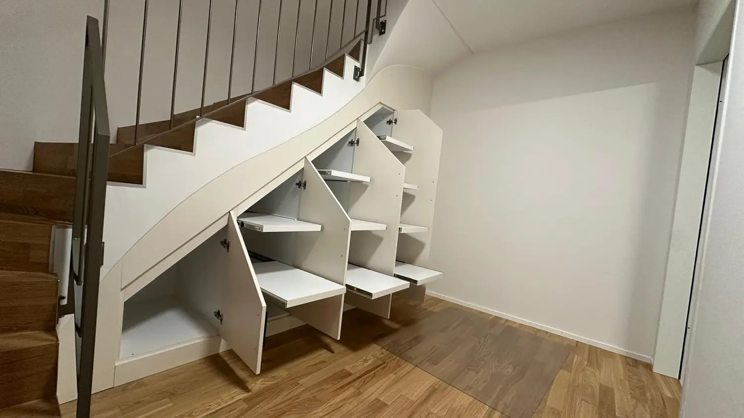 Offene Regale unter der Treppe