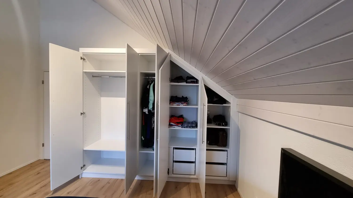 Einbauschrank unter der Dachschräge